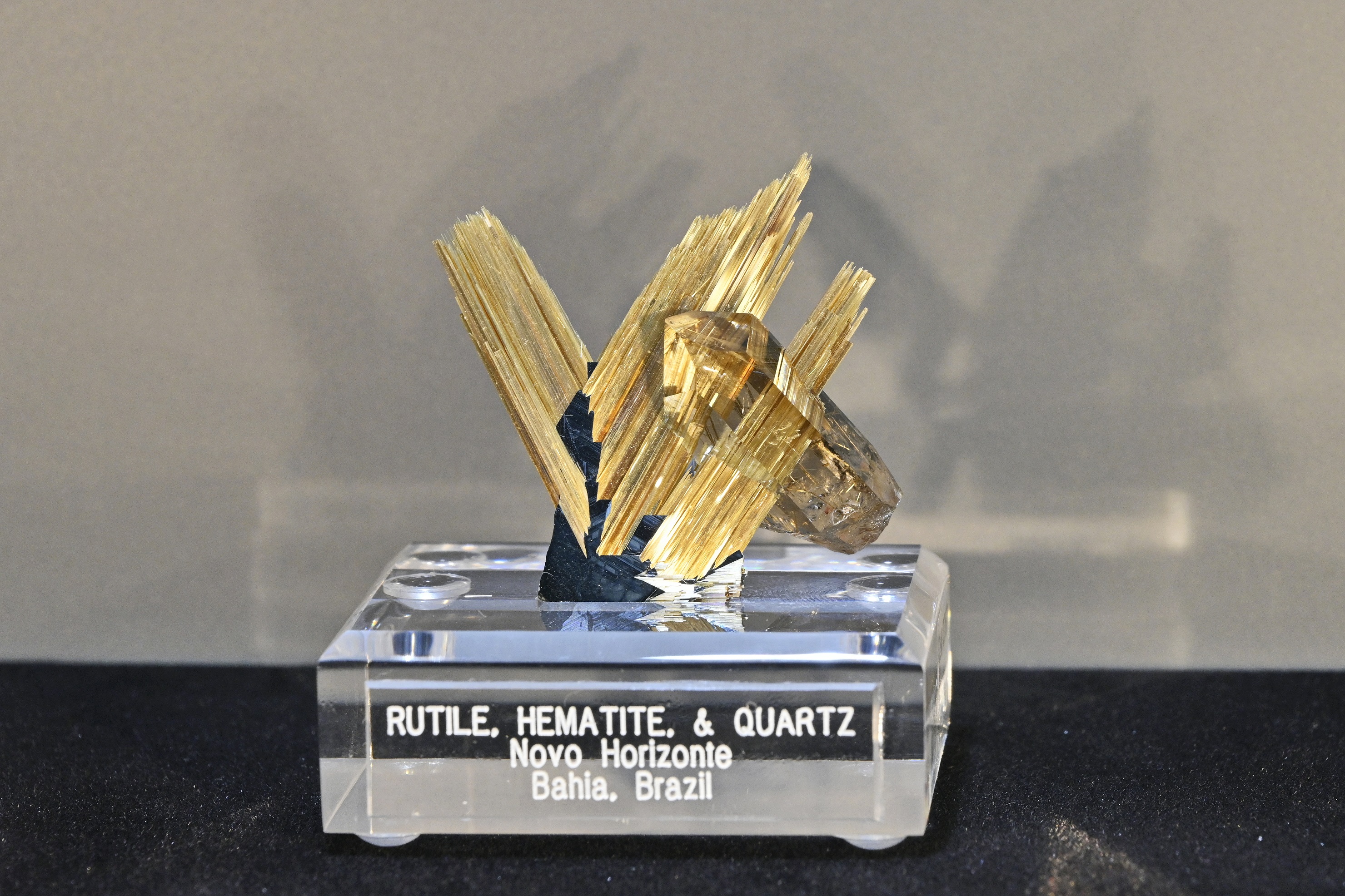 "The Impossible Crystal" - Rutil, Hematit & Quarz